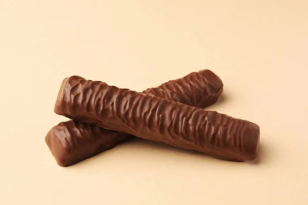 Doces Saborosas Barras Chocolate Fundo Bege — Fotografia de Stock