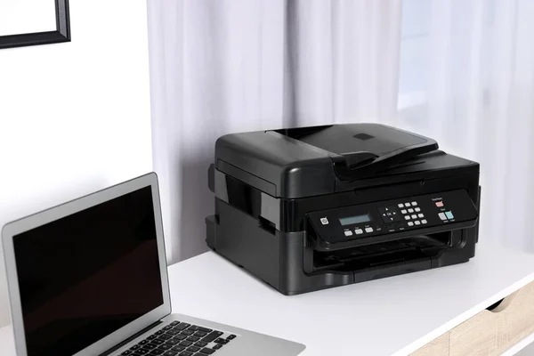 現代のプリンタは 自宅で白い机の上にノートパソコンの近くに紙 — ストック写真