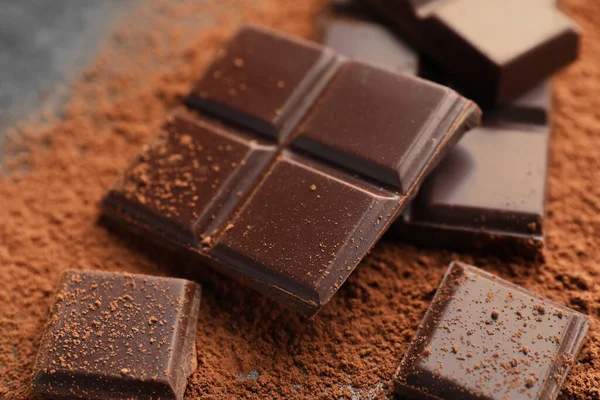 Νόστιμη Μαύρη Σοκολάτα Και Κακάο Σκόνη Στο Τραπέζι Closeup — Φωτογραφία Αρχείου