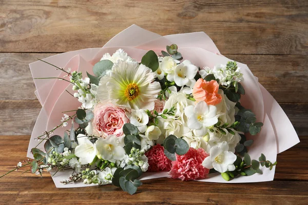 테이블에 꽃다발 — 스톡 사진