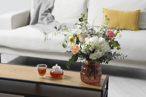 Μπουκέτο Όμορφα Λουλούδια Και Τσάι Ξύλινο Τραπέζι Εσωτερικούς Χώρους — Φωτογραφία Αρχείου