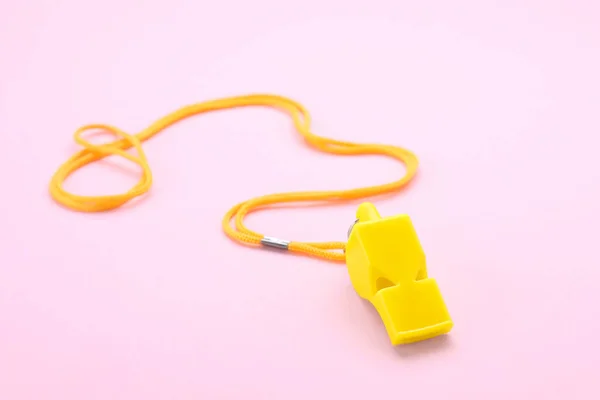 Pembe Arka Planda Turuncu Kablosu Olan Sarı Bir Islık — Stok fotoğraf