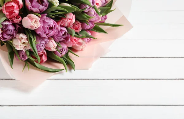 Bouquet Tulip Yang Indah Meja Kayu Putih Closeup Ruang Untuk — Stok Foto