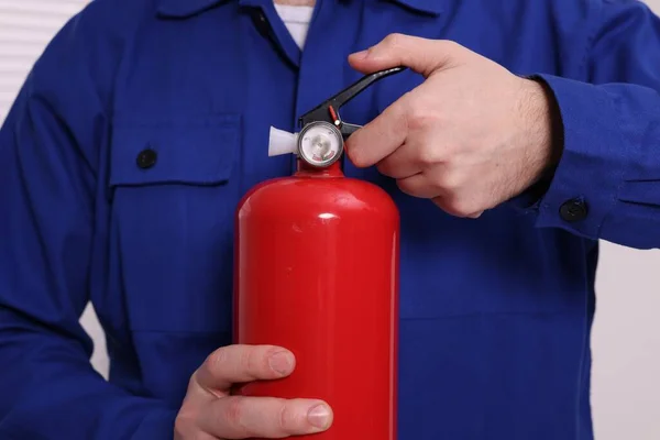 Hombre Comprobando Calidad Del Extintor Incendios Interiores Primer Plano —  Fotos de Stock