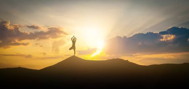 Gün batımında güzel gökyüzü altında yoga yapan kadın silueti, afiş tasarımı