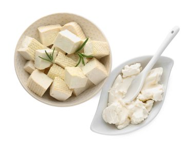 Beyaz arka planda farklı lezzetli tofu peyniri çeşitleri, üst görünüm