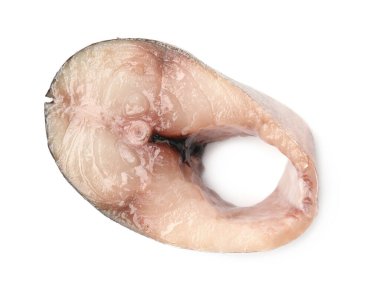 Beyaz zemin üzerinde bir parça uskumru balığı, üst görünüm