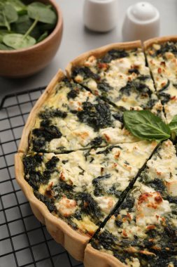 Lezzetli ev yapımı ıspanaklı kiş, masada, yakın plan.