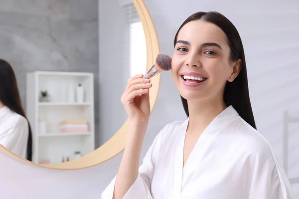 Vacker Ung Kvinna Applicera Makeup Med Borste Badrummet Plats För — Stockfoto
