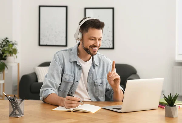 Mann Mit Kopfhörer Der Hause Laptop Lernt Online Übersetzungskurs — Stockfoto