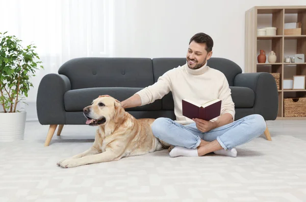 Hombre Leyendo Libro Suelo Cerca Lindo Labrador Retriever Casa — Foto de Stock