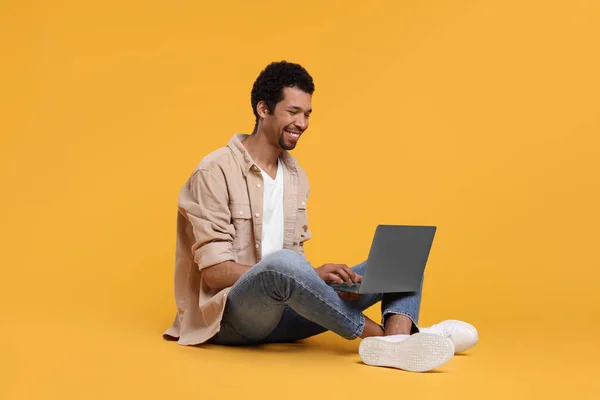 Homem Feliz Usando Laptop Contra Fundo Laranja — Fotografia de Stock