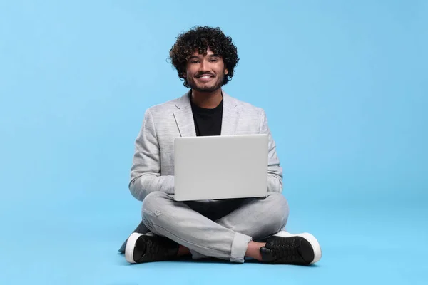 Sorrindo Homem Com Laptop Fundo Azul Claro Espaço Para Texto — Fotografia de Stock