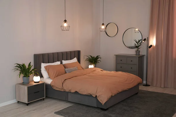 Stilvolles Schlafzimmer Interieur Mit Bequemen Betten Und Grünen Zimmerpflanzen — Stockfoto