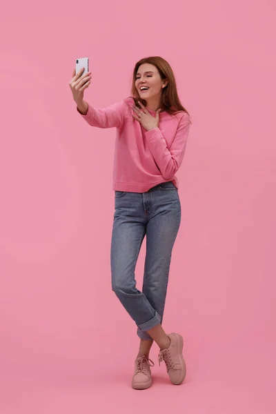 Schöne Frau Macht Selfie Auf Rosa Hintergrund — Stockfoto