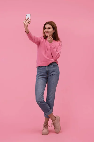 Schöne Frau Macht Selfie Auf Rosa Hintergrund — Stockfoto