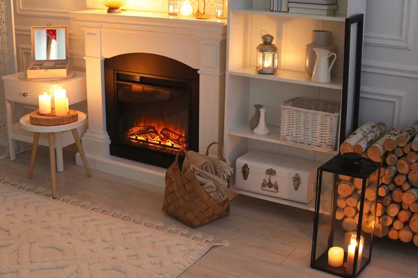美しい暖炉と夜のリビングルームで異なる装飾 インテリアデザイン — ストック写真
