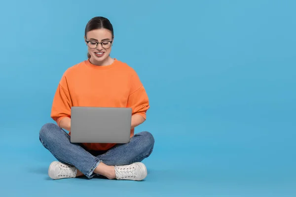 Щаслива Жінка Окулярах Використовує Ноутбук Світло Блакитному Тлі Простір Тексту — стокове фото