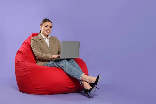 Glückliche Frau Mit Laptop Sitzt Auf Einem Sitzsack Stuhl Vor — Stockfoto