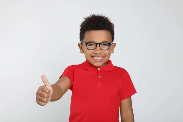 Menino Afro Americano Com Óculos Mostrando Polegar Para Cima Fundo — Fotografia de Stock