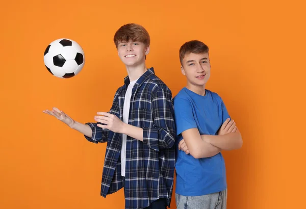 Rapazes Adolescentes Felizes Com Bola Futebol Fundo Laranja — Fotografia de Stock