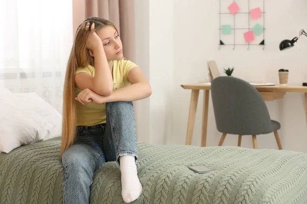 Verärgertes Teenager Mädchen Sitzt Allein Hause Auf Bett — Stockfoto