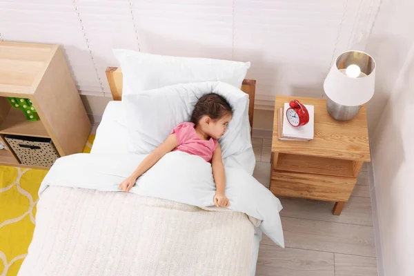Petite Fille Couchée Lit Regardant Réveil Sur Table Chevet Intérieur — Photo