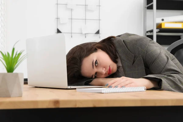 Modern Ofiste Depresif Bir Stajyer Masada Yatıyor Günü — Stok fotoğraf