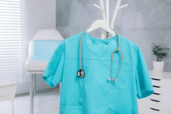 Uniforme Médical Turquoise Stéthoscope Sur Rack Clinique Gros Plan — Photo