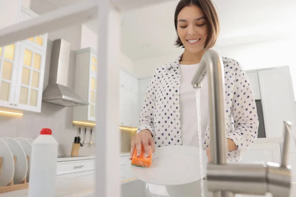 Modern Mutfakta Lavabonun Üstünde Genç Mutlu Bir Kadın Bulaşık Yıkıyor — Stok fotoğraf