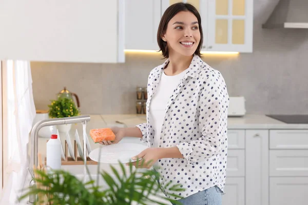 Šťastná Mladá Žena Mycí Talíř Nad Dřezem Moderní Kuchyni — Stock fotografie