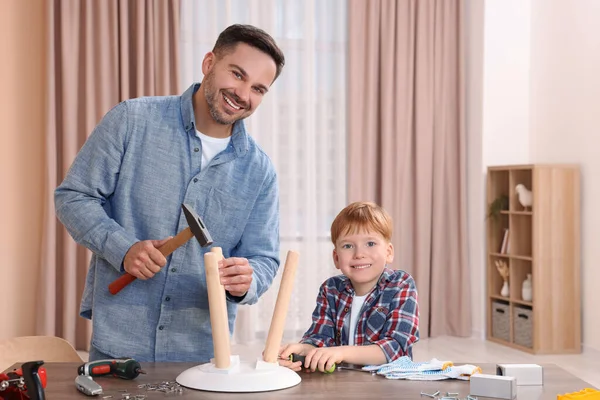 Πατέρας Διδάσκει Τον Γιο Πώς Κάνει Σκαμνί Στο Σπίτι Εργασίες — Φωτογραφία Αρχείου