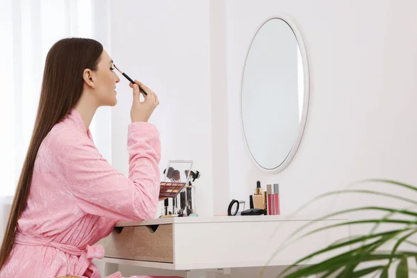 Kvinna Applicera Makeup Med Borste Vid Omklädningsbordet Inomhus Plats För — Stockfoto