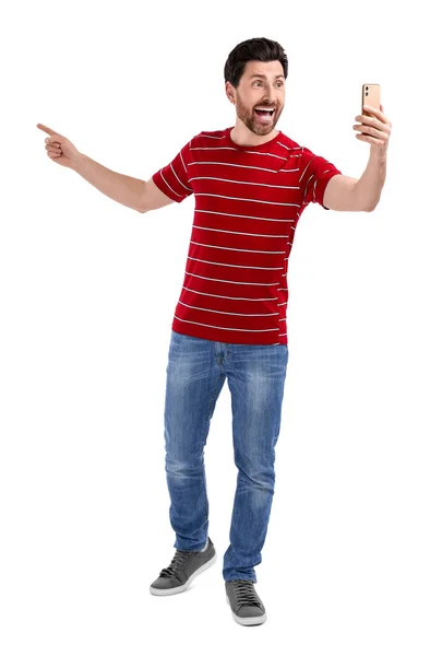 Ευτυχισμένος Άνθρωπος Λαμβάνοντας Selfie Smartphone Λευκό Φόντο — Φωτογραφία Αρχείου