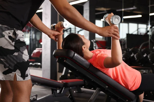 Young Woman Working Out Professional Trainer Modern Gym — Stock Photo, Image