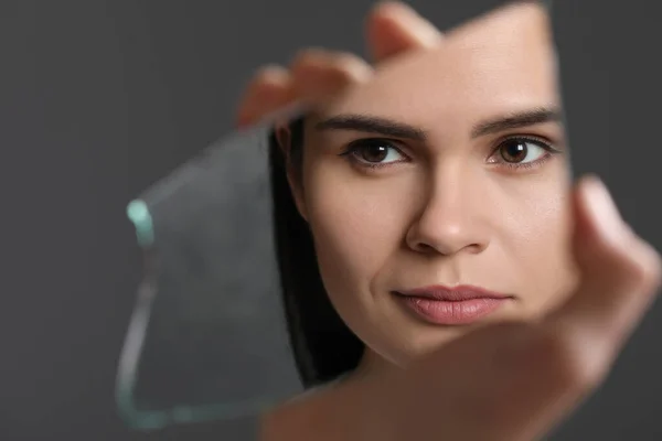 Mujer Joven Mirándose Fragmento Espejo Roto Sobre Fondo Gris Primer —  Fotos de Stock