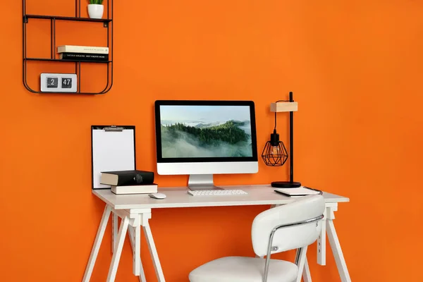 Workplace Modern Computer Wooden Desk Comfortable Chair Orange Wall Home — Stock Photo, Image