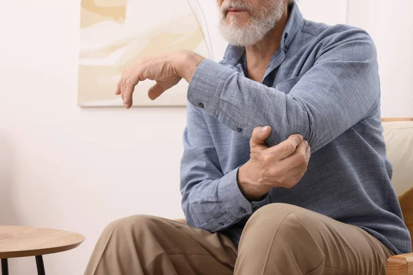 Hombre Mayor Sufriendo Dolor Codo Casa Primer Plano Síntomas Artritis — Foto de Stock