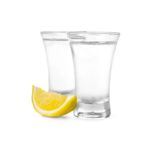 Vasos Vodka Con Rodaja Limón Sobre Fondo Blanco —  Fotos de Stock