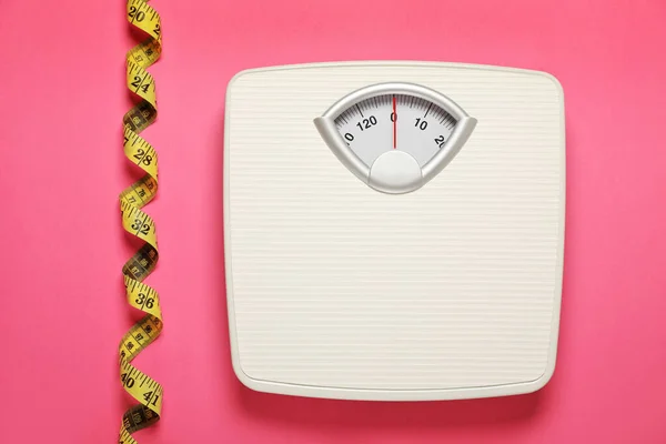 Waagen Und Maßband Auf Rosa Hintergrund Flach Gelegt Übergewichtskonzept — Stockfoto