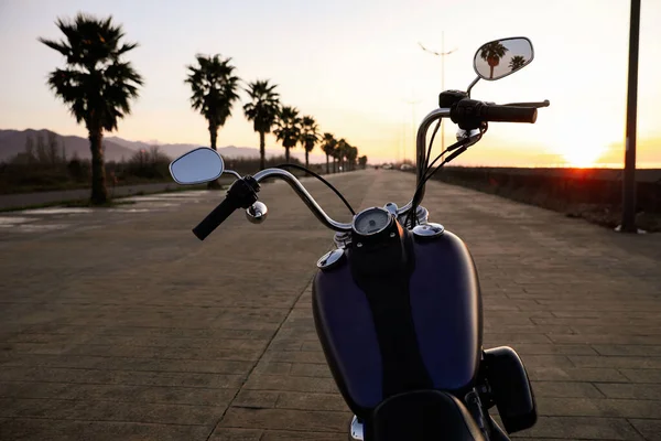 Moto Preto Moderno Estrada Pôr Sol — Fotografia de Stock