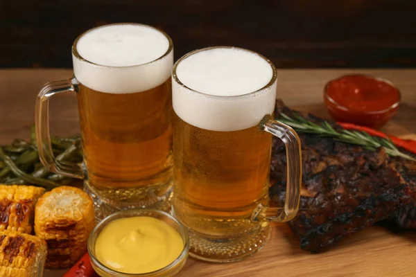 Mokken Met Bier Heerlijke Gegrilde Ribbetjes Ingrediënten Houten Tafel — Stockfoto