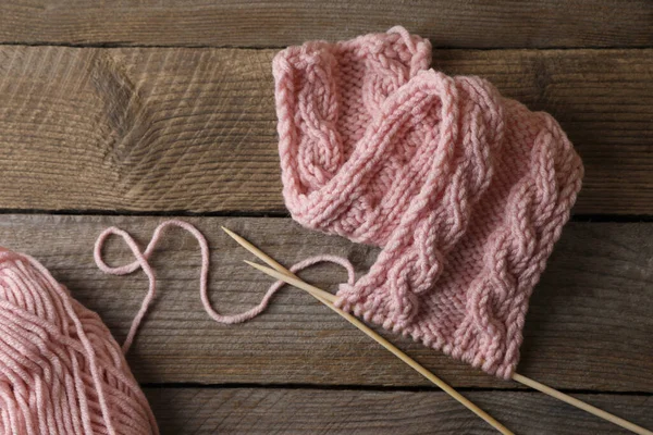Soft Pink Woolen Yarn Knitting Needles Wooden Table Flat Lay — Stock Photo, Image
