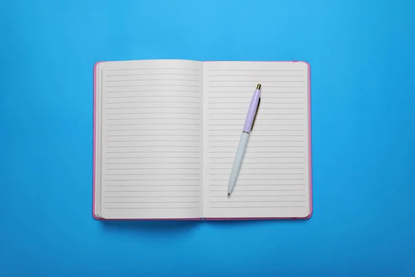 Otevřít Zápisník Pero Světle Modrém Pozadí Horní Pohled — Stock fotografie