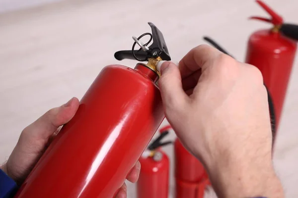 Homem Que Verifica Qualidade Extintores Incêndio Dentro Casa Close — Fotografia de Stock