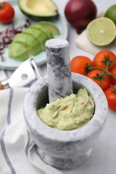 Mortel Met Heerlijke Guacamole Ingrediënten Witte Tafel Close — Stockfoto