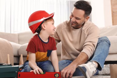 Evde baloncuk seviyesinde baba ve oğul var. Onarım işi