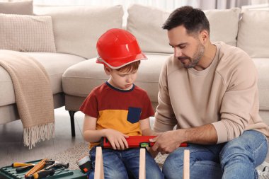 Baba ve oğul balon seviyesini evde tutuyorlar. Onarım işi