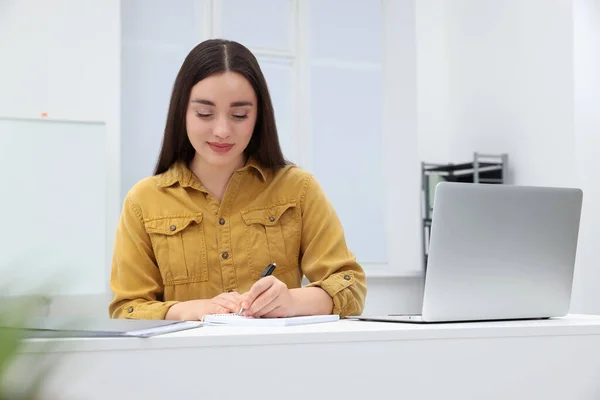 Jonge Vrouwelijke Stagiaire Werkt Met Laptop Aan Tafel Kantoor — Stockfoto