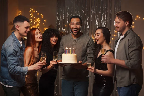 Amigos Felizes Com Bolo Saboroso Copos Vinho Espumante Celebrando Aniversário — Fotografia de Stock